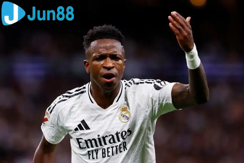 Vinicius vẫn được HLV Xabi Alonso bảo vệ (Ảnh: AS)